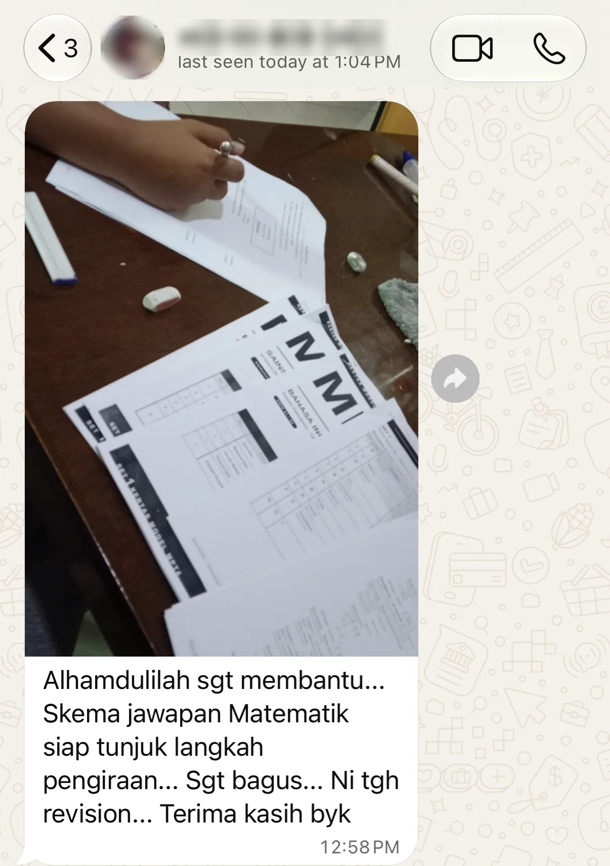 Maklum balas WhatsApp pembeli dengan gambar kertas model yang telah dicetak: skema jawapan Matematik tunjuk langkah pengiraan, sangat membantu